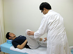 足や足関節を動かして症状を確認している