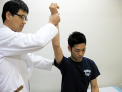 腕の可動域、力、痛みの部位などを確認している